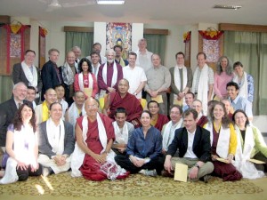 Sa Sainteté avec le Dzogchen Ponlop Rinpoché et un groupe de traducteurs