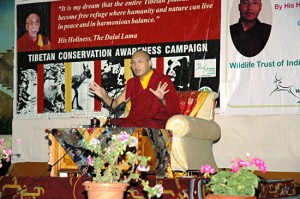 Gyalwang Karmapa lors de la conférence sur la préservation de la vie sauvage Gyalwang Karmapa lors de la conférence sur la préservation de la vie sauvage