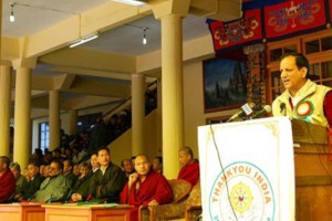 M. Kishan prenant la parole lors de la réunion marquant les 50 années d’exil du peuple tibétain