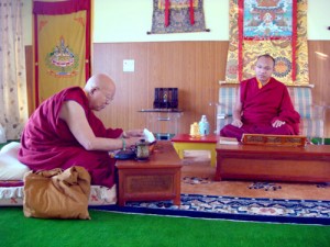 Tenga Rinpoché donnant les enseignements à Sa Sainteté