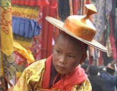 Le retour historique de Sa Sainteté le 17ème Karmapa au Monastère de Tsourpou au Tibet, le 15 Juin 1992. Ici, vêtu d’un habit de brocart d’or bordé de rouge et d’un chapeau traditionnel doré, chevauchant un cheval