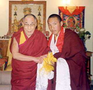 Sa Sainteté le Gyalwang Karmapa rencontre Sa Sainteté le Dalaï Lama pour la première fois lors de son arrivée à  Dharamsala, le 5 janvier 2000