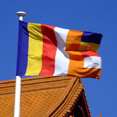 Le drapeau international bouddhiste, crée en 1880, Au Sri Lanka par le Colombo Comitee.