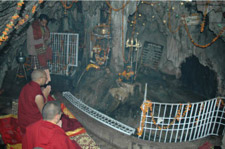 Sa Sainteté se recueillant à la grotte du grand détenteur de la lignée Kagyu, Tilopa