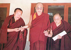 Sa Sainteté le Dalai Lama avec Tai Situ Rinpoché (à gauche) et Tsurphu Gyaltsab Rinpoché (à droite), lors d’une cérémonie à Dharamsala, conférant la confirmation finale de Sa Sainteté le Dix-septième Karmapa