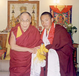  A son arrivée à Dharamsala le 5 Janvier 2000, Sa Sainteté le Gyalwang Karmapa rencontre Sa Sainteté le Dalaï Lama pour la première fois. 