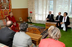 Le Karmapa et les représentants du Parlement Français