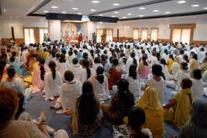 Sa Sainteté La Karmapa avec Gurumaa dans son Ashram