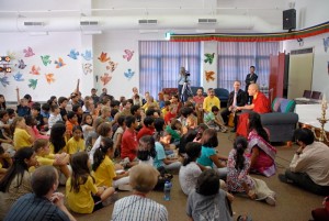 Sa Sainteté le Gyalwang Karmapa à l'école de l'Ambassade Américaine