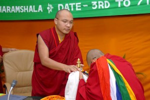 Offrande du mandala au Gyalwang Karmapa