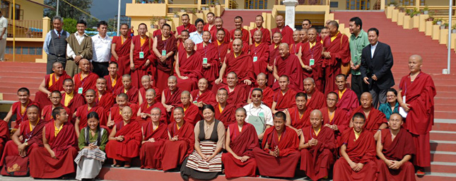 Le Gyalwang Karmapa, les représentants des monastères et les intervenants de la conférence