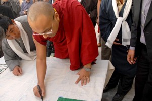 Le Gyalwang Karmapa a dédié cet évènement en apposant sa signature sur un grand morceau de tissu Le Gyalwang Karmapa a dédié cet évènement en apposant sa signature sur un grand morceau de tissu
