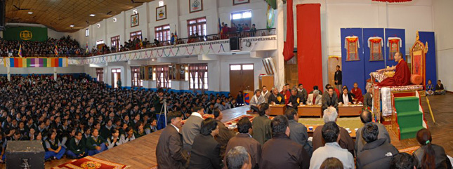 Sa Sainteté le Karmapa devant les élèves de l'école TCV Chauntra