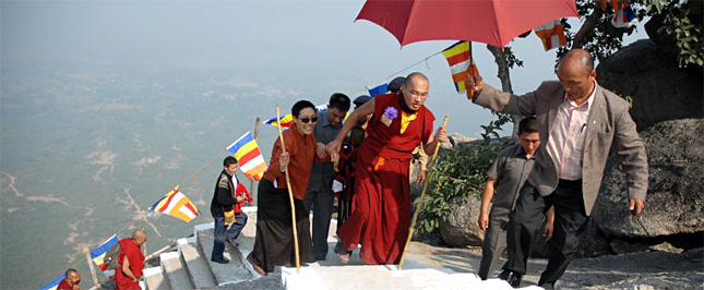 "Sa Sainteté le Karmapa, est monté à la grotte sacrée Rewo Jakhang" "Sa Sainteté le Karmapa, est monté à la grotte sacrée Rewo Jakhang"