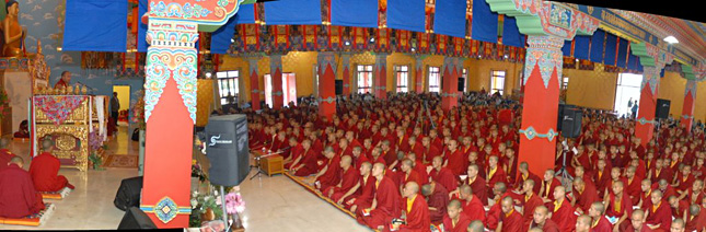 Sa Sainteté le Karmapa devant les vénérables abbés et membres de l’assemblée monastique Sa Sainteté le Karmapa devant les vénérables abbés et membres de l’assemblée monastique