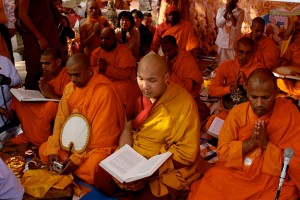 (...) On lui a ensuite remis une édition du Tripitaka en langue pali, publiée selon la tradition (...) (...) On lui a ensuite remis une édition du Tripitaka en langue pali, publiée selon la tradition (...)