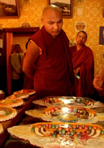 Sa Sainteté le Karmapa examinant les ouvrages accomplis Sa Sainteté le Karmapa examinant les ouvrages accomplis