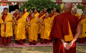 Répétitions des chants par les moines et nonnes devant le Karmapa