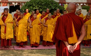Répétitions des chants par les moines et nonnes devant le Karmapa Répétitions des chants par les moines et nonnes devant le Karmapa