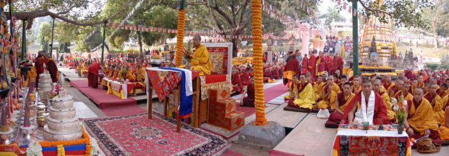 Le Karmapa au stupa de la Mahabodhi Le Karmapa au stupa de la Mahabodhi