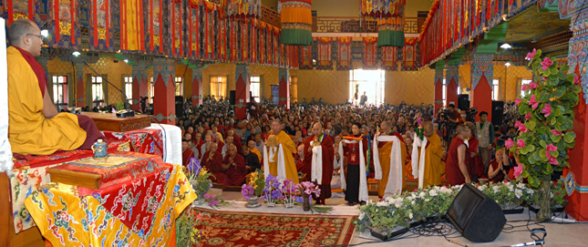 Offrande du Mandala au Gyalwang Karmapa