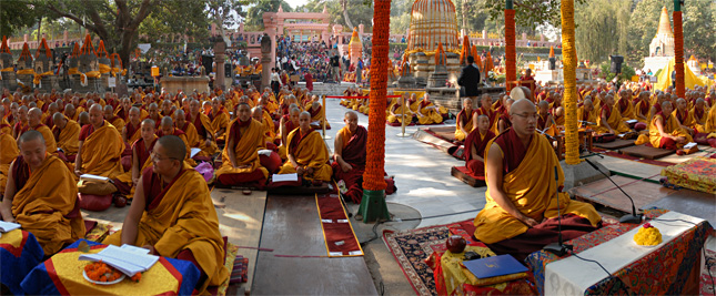 "Sa Sainteté le Karmapa a présidé une session de prières en invoquant Guru Rinpoché connu sous le nom de Padmasambhava, afin de repousser les obstacles"