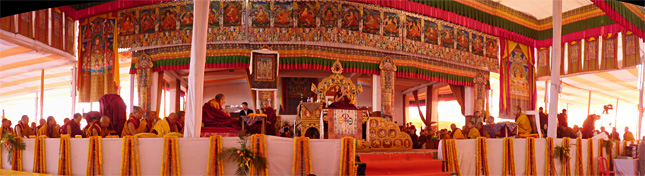Sa Sainteté le Dalaï Lama lors de l'initiation de Tara Sa Sainteté le Dalaï Lama lors de l'initiation de Tara