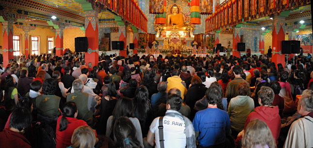 Plus de 1500 personnes ont assisté à une audience publique accordée par le Karmapa Gyalwang au monastère Tergar.