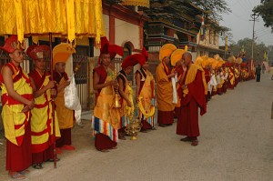 Près de l'entrée du temple, les moines et les fidèles laïcs étaient alignés avec des khatas à la main. Près de l'entrée du temple, les moines et les fidèles laïcs étaient alignés avec des khatas à la main.