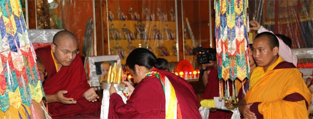 La traditionnelle cérémonie de bienvenue des monastères.
