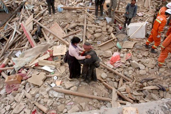 Deux Tibétains dans les ruines dans la ville de Jiegu