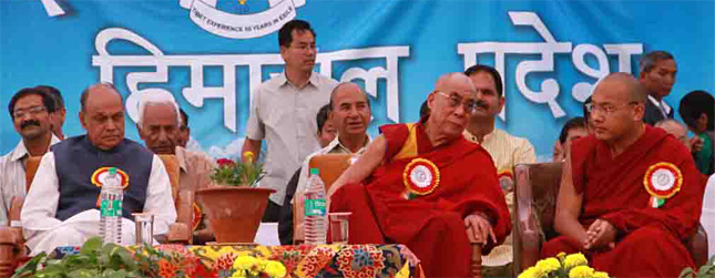 Sa Sainteté le Dalaï Lama, Sa Sainteté le Karmapa et de nombreux dignitaires indiens et tibétains