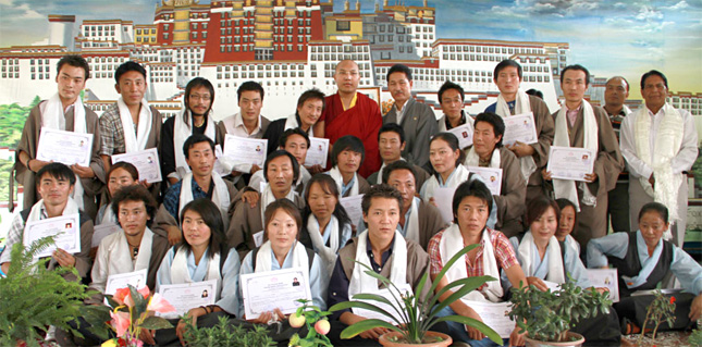 Sa Sainteté le Karmapa et les jeunes diplômés