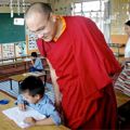 Le Gyalwang Karmapa transmet l’initiation de Tara Blanche à l’Ecole Tibétaine de Suja